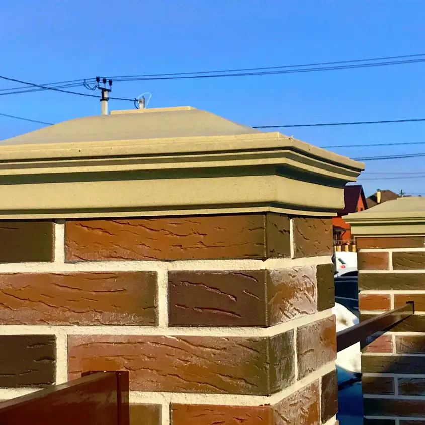 Фото 2 Колпак Monblan Бежевый на столбах кирпичного забора