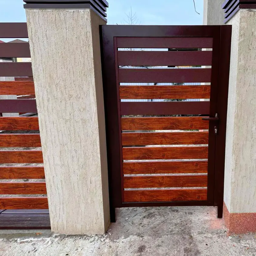 Фото 3 планкен Темный Дуб, RAL 8017 МАТТЕ Шоколад на заборе ранчо